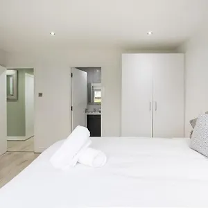  Apartment Fabulous Modern Luxury Sleeps 6- Parking United Kingdom