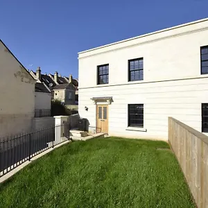  Holiday home Fantastic 3-bed House With Parking United Kingdom